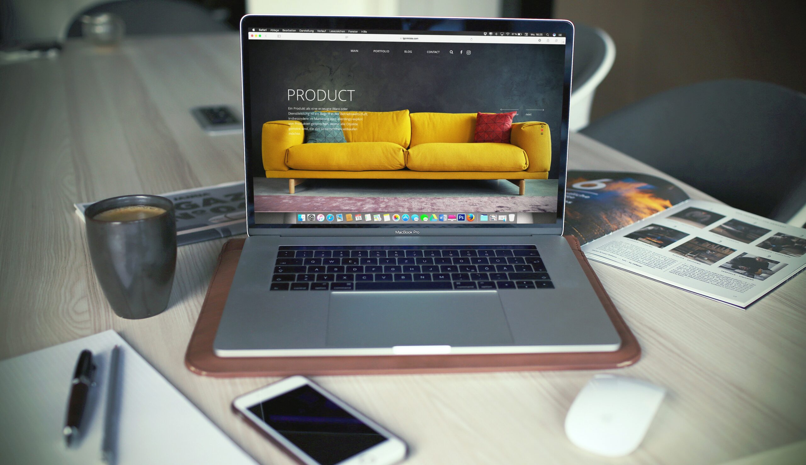 image d'un ordinateur portable surfant sur un site internet. Crédit photo: Igor Miske