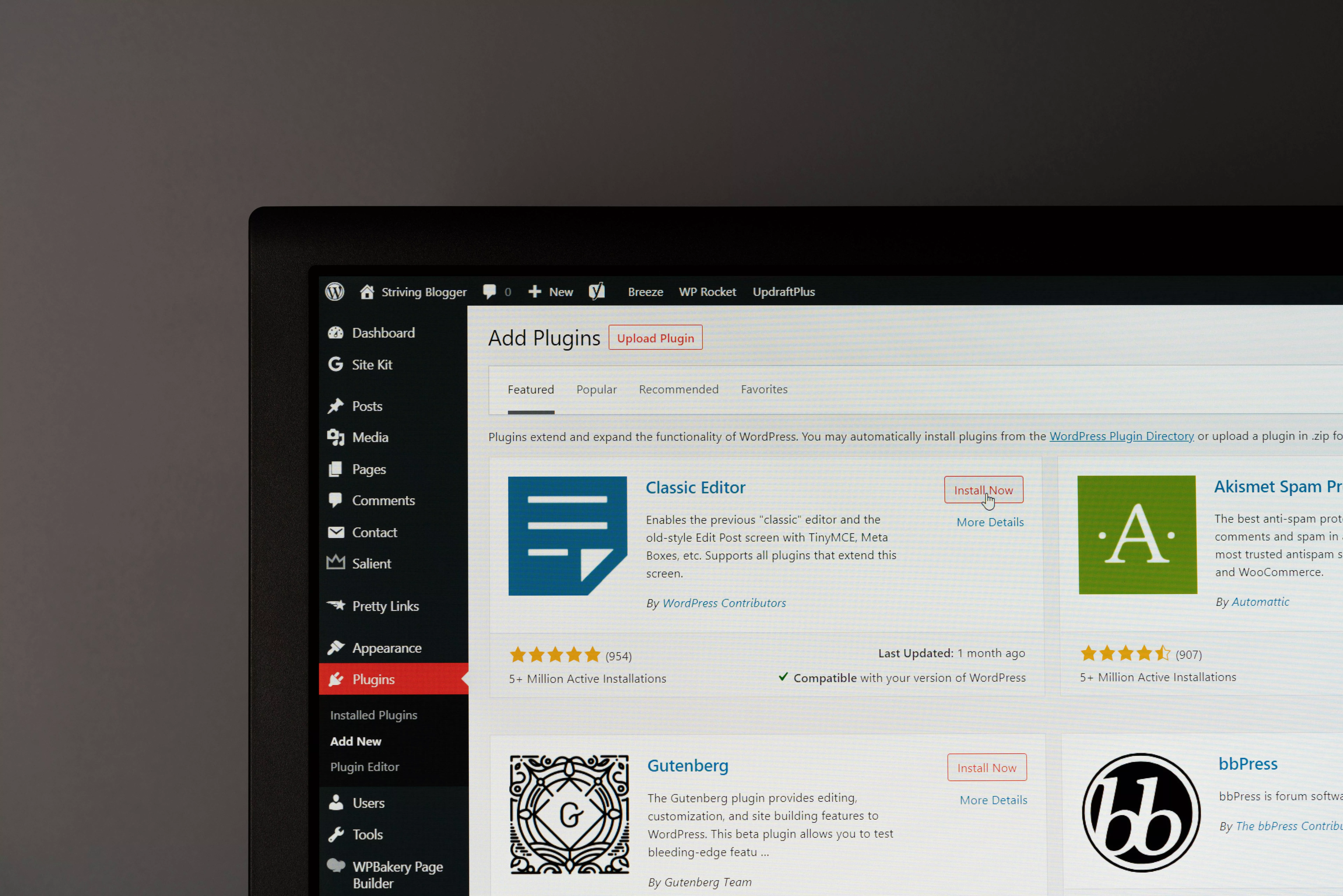 Photos d'un site wordpress ajoutant des plugins. Crédit photos: @justin_morgan